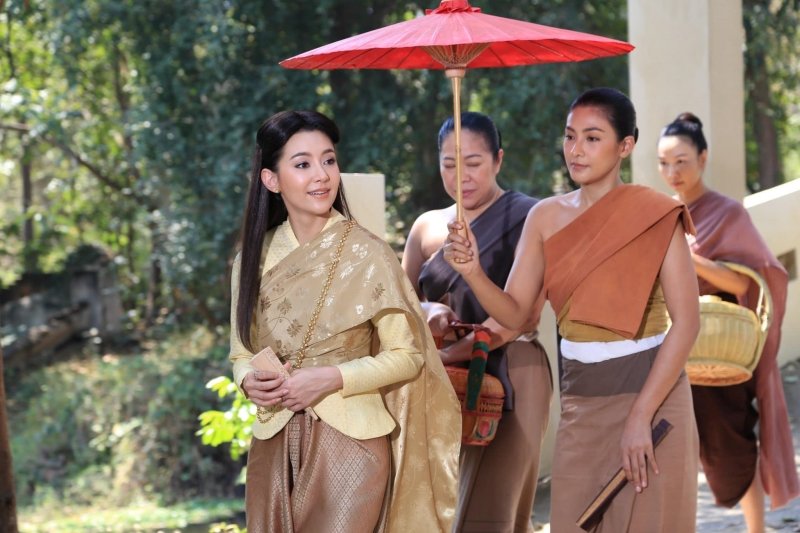 Little_n88's tweet photo. Love Destiny,"บุพเพสันนิวาส" a Thai historical drama adapted from the novel of the same name by "Rompaeng," aired in 2018 and created a sensation among Thai people, encouraging them to wear traditional Thai clothing following the drama's style.
#Thaidress #ThaiCulture 
ภาพ:Sanook https://t.co/pQROMFsLfB