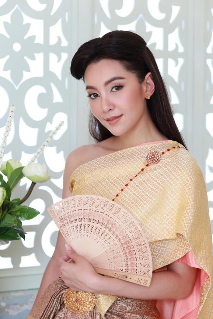 Little_n88's tweet photo. Love Destiny,"บุพเพสันนิวาส" a Thai historical drama adapted from the novel of the same name by "Rompaeng," aired in 2018 and created a sensation among Thai people, encouraging them to wear traditional Thai clothing following the drama's style.
#Thaidress #ThaiCulture 
ภาพ:Sanook https://t.co/pQROMFsLfB