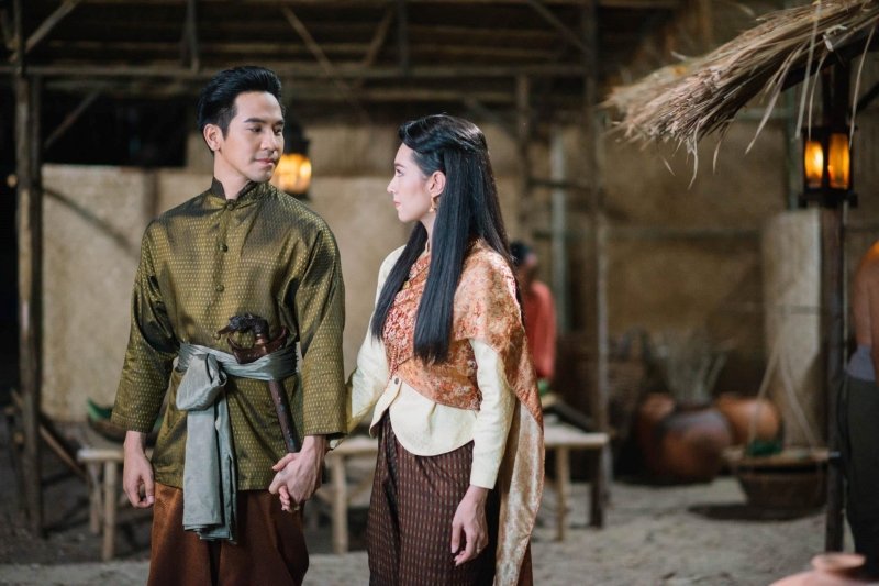 Little_n88's tweet photo. Love Destiny,"บุพเพสันนิวาส" a Thai historical drama adapted from the novel of the same name by "Rompaeng," aired in 2018 and created a sensation among Thai people, encouraging them to wear traditional Thai clothing following the drama's style.
#Thaidress #ThaiCulture 
ภาพ:Sanook https://t.co/pQROMFsLfB