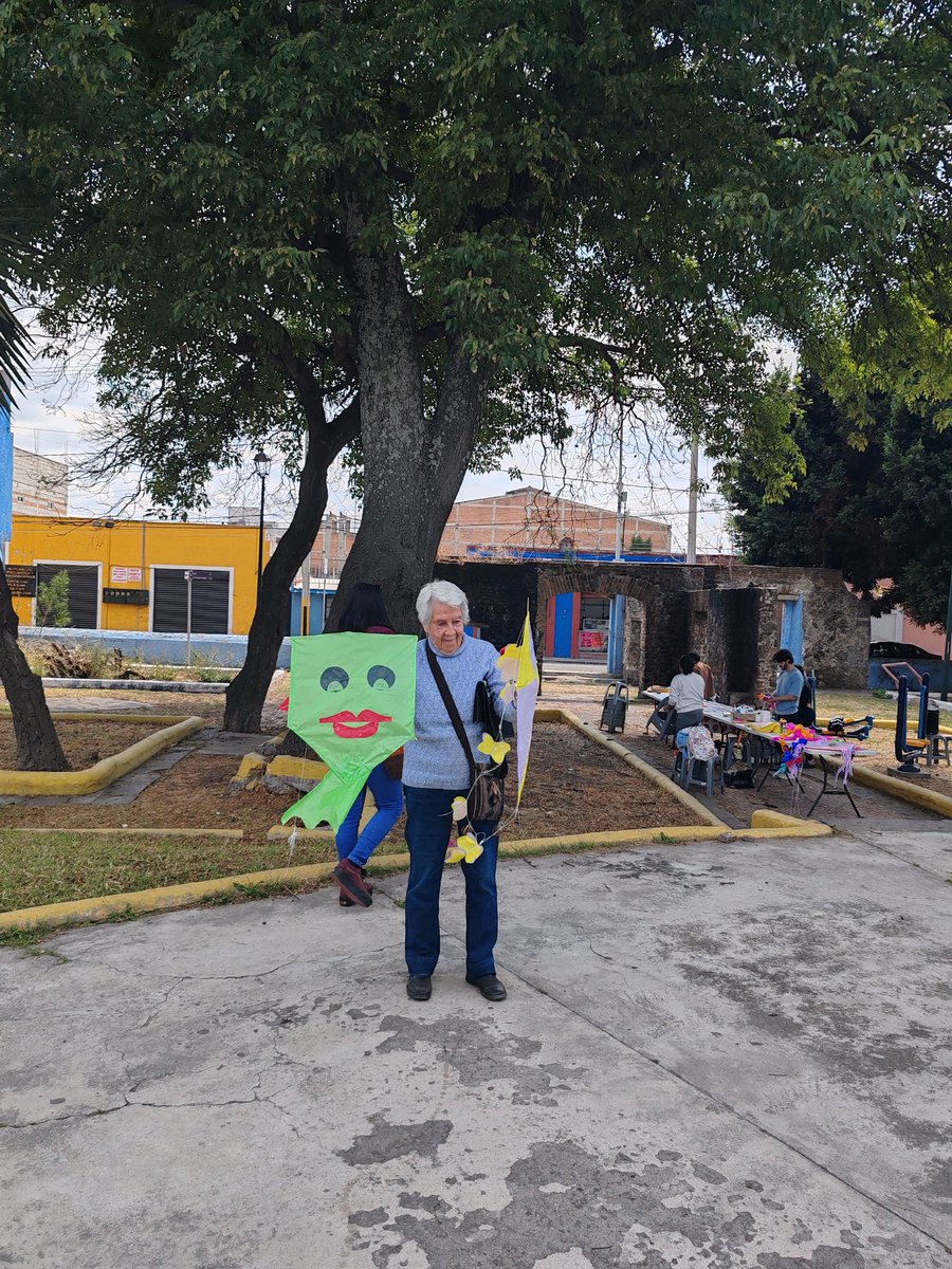 arboles_puebla's tweet image. Construcción de #papalotes en el #ParqueJerusalem, #BarriodeAnalco.
Gracias a Casa Analco: Museo Comunitario por la invitación. Y a los estudiantes de la Facultad de Arquitectura por la explicación sobre la construcción de los papalotes.
Con vecinos y Mujeres Construyendo Barrio.