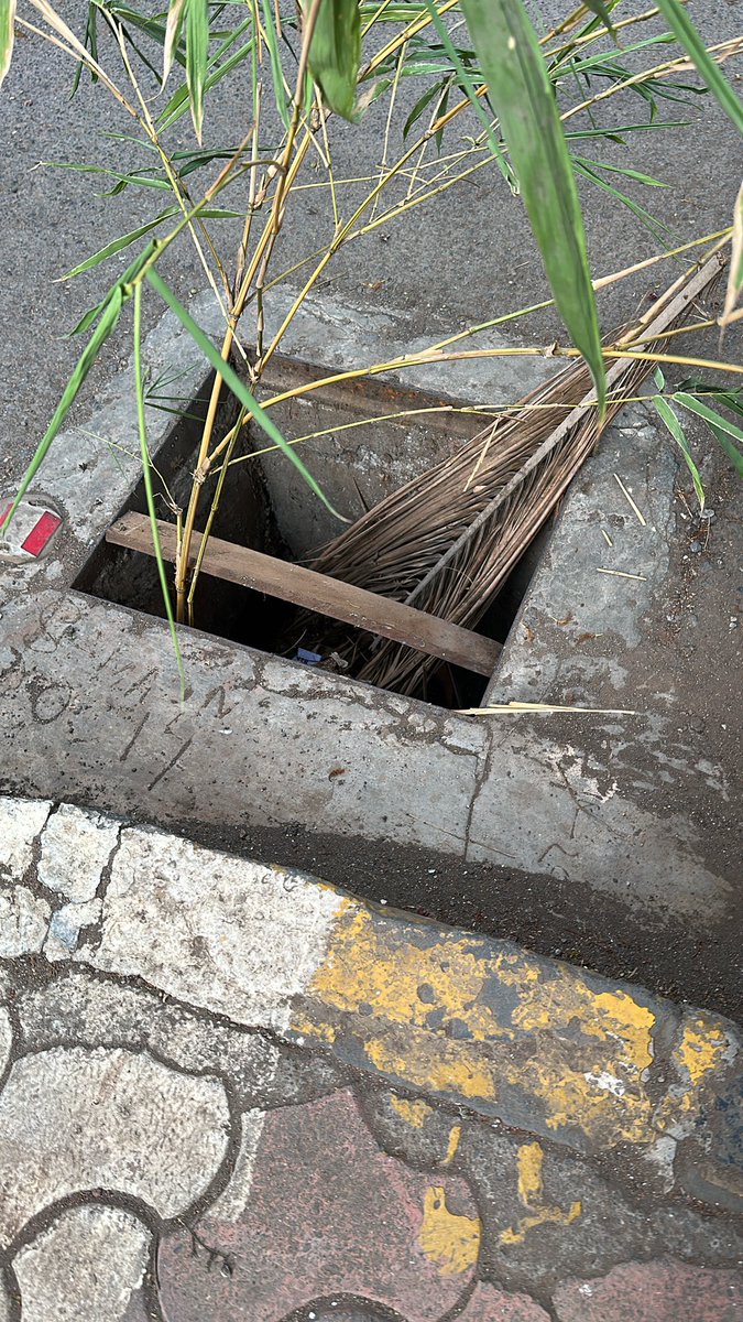 viraparas's tweet photo. @mybmcWardFN storm drain cover missing at Manikrao Lotlikar Marg https://t.co/RkNG5GF5Pl
