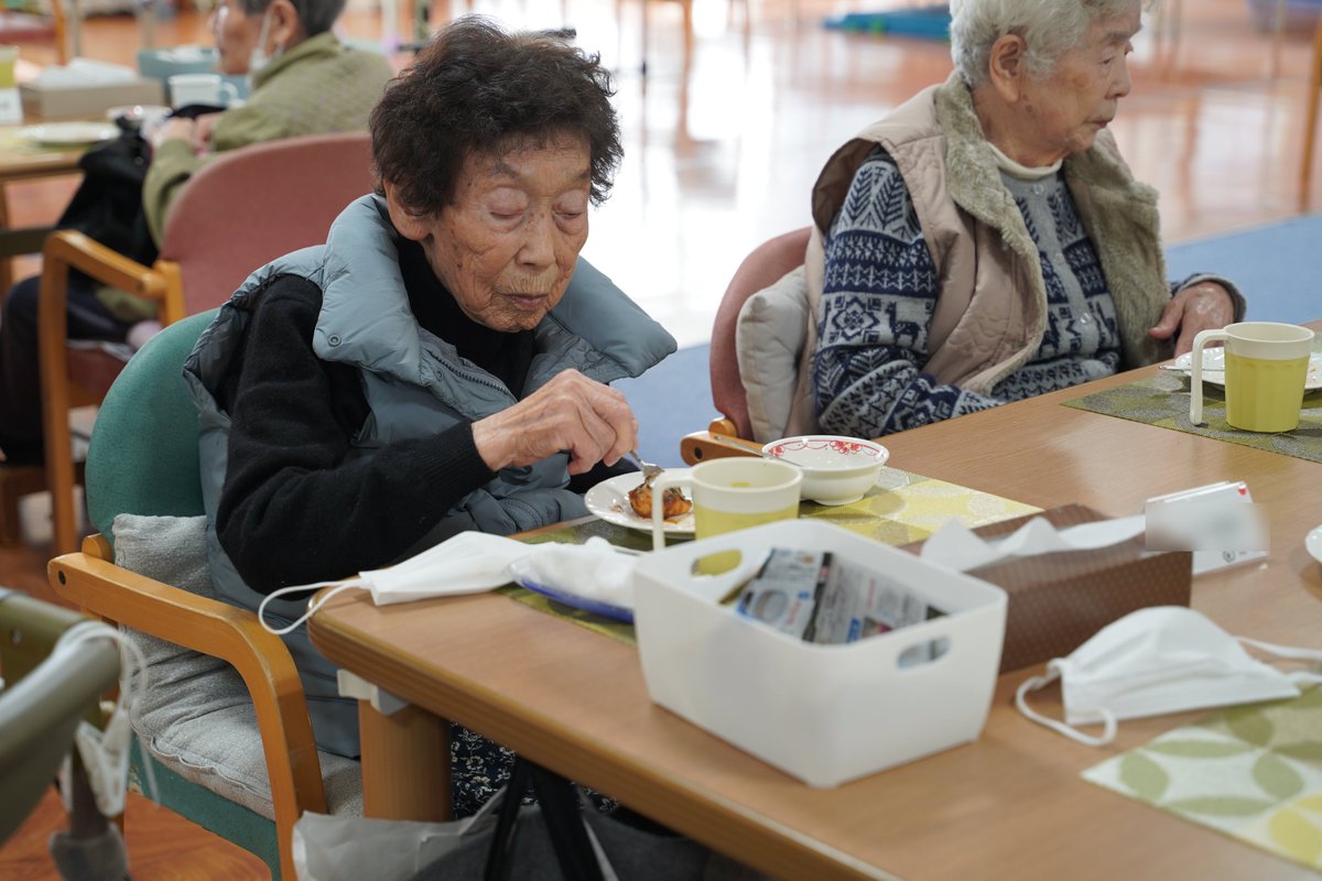 howagroup's tweet photo. 3月12日、志摩豊和苑にて、ご利用者の皆さまへ「たこ焼きとアイス」を提供しました。職員手作りのたこ焼きに「おいしい」との声も聞かれ、和やかなおやつの時間となりました。 https://t.co/MEbQqQBMgT