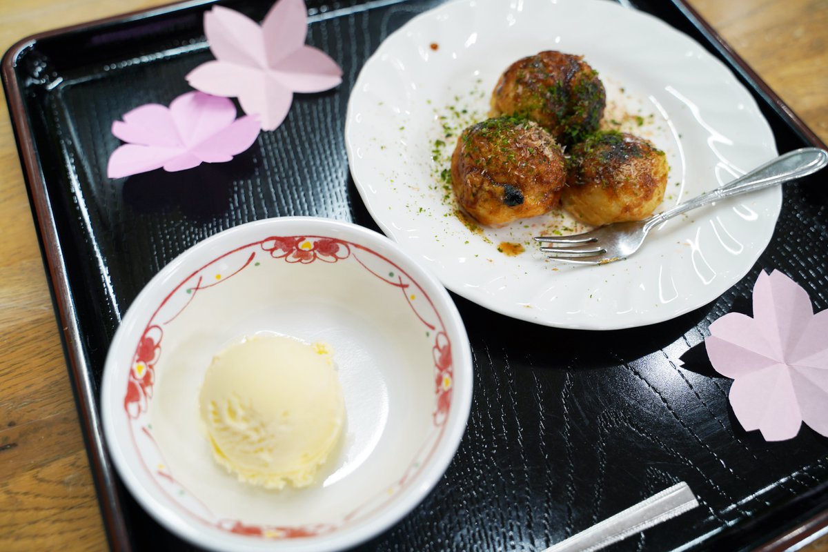 howagroup's tweet photo. 3月12日、志摩豊和苑にて、ご利用者の皆さまへ「たこ焼きとアイス」を提供しました。職員手作りのたこ焼きに「おいしい」との声も聞かれ、和やかなおやつの時間となりました。 https://t.co/MEbQqQBMgT