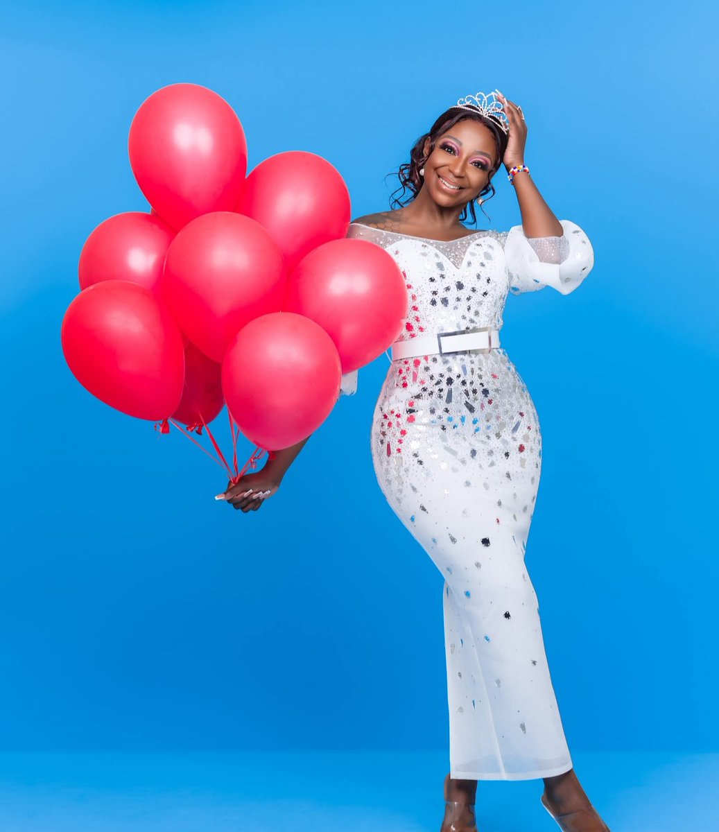 HendriccahM's tweet photo. Best wishes to you Khutz Khutz, wishing you a day of happiness, a year of God's favor and a lifetime of faith and blessings. May God grant your heart's desires and make all your plans succeed, much love 🎈💃🎂🎉🎁🥂💐

#HappyBirthdayKhutso🎈
#AHiFambeni 💃💃💃
#ThriveAt35🥂🎈🎂 https://t.co/hSo5O8P55C