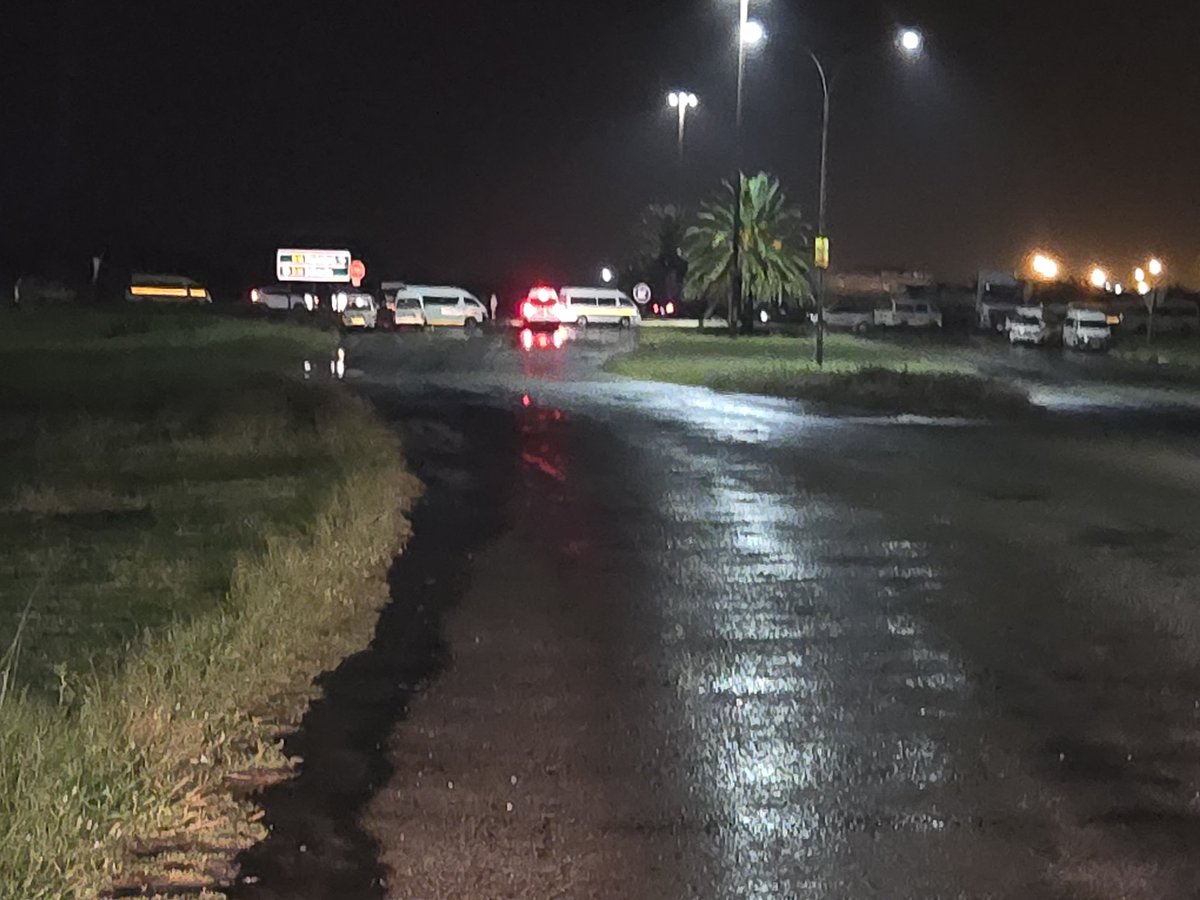 VusumziQondani's tweet image. R30 between Bothaville to Klerksdorp closed. Please re route