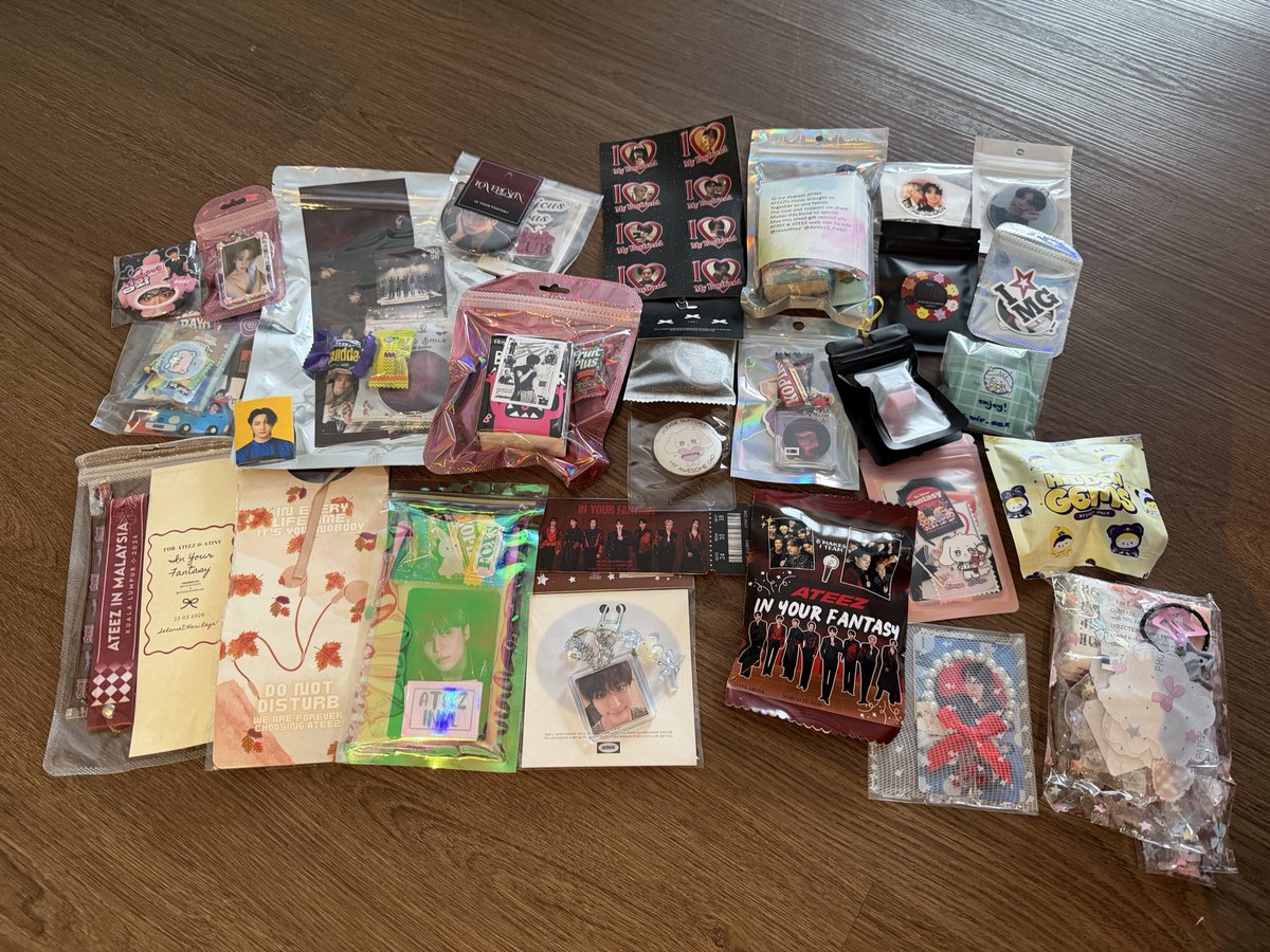 freebies that i got this time!! i couldn’t be more grateful~ thank youuuu atinys and i’m amazed at how creative all of these freebies are omg??
#IYFinKL