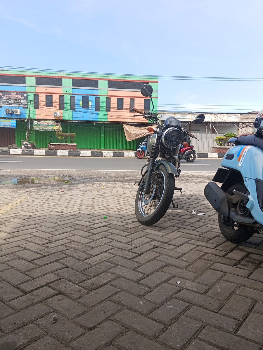 Ramdhony9's tweet photo. 9:25 sampe karawang. Rest dulu di depan indomaret. https://t.co/KDy8QRW56Y