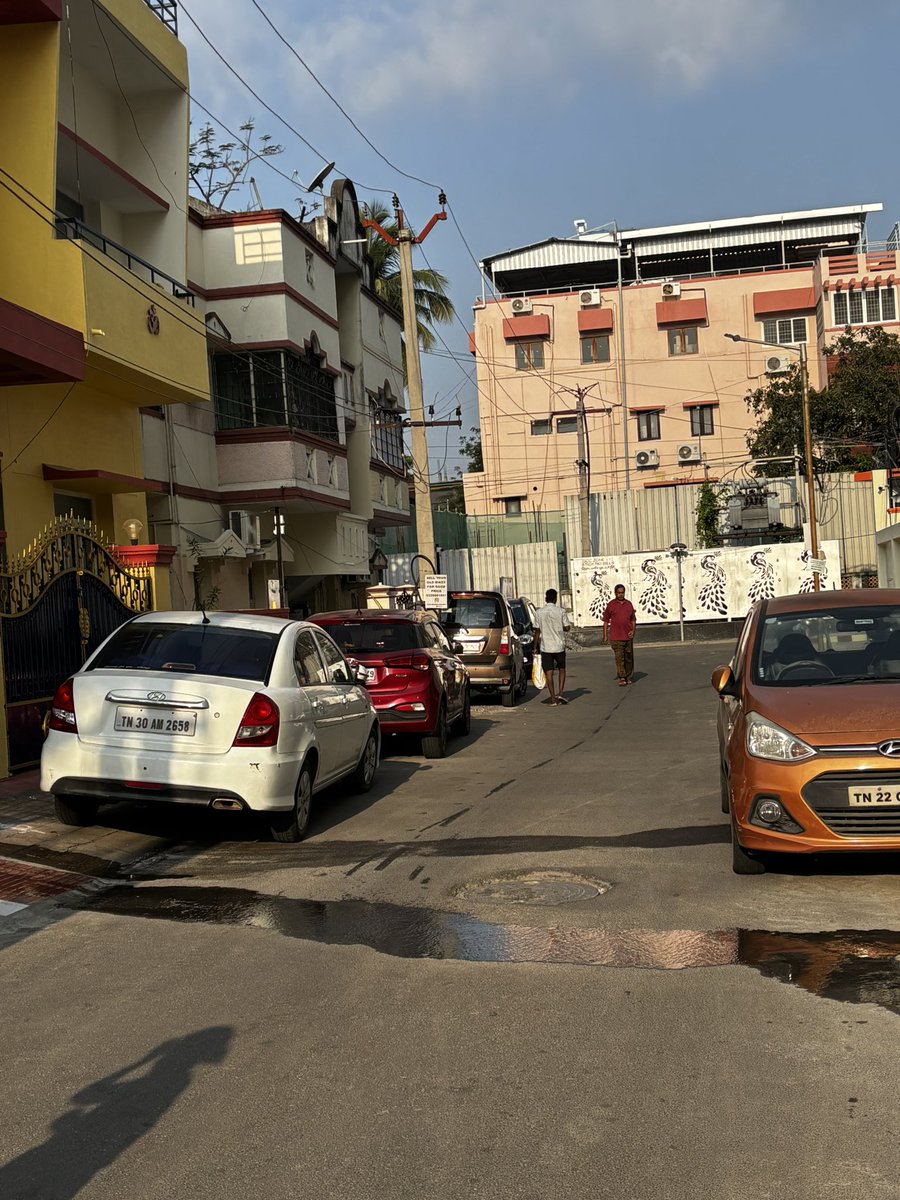 NSriram78's tweet photo. @chennaipolice_ vehicles parked on both sides of the road, blocking it.

Location: 44th Street, Nanganallur
 
*Pls note*: Parking issues were raised in the past for 1st main road, 43rd street; despite your action the situation has not improved

#Nanganallur #BadParking #Traffic https://t.co/VGJxnUNLt9