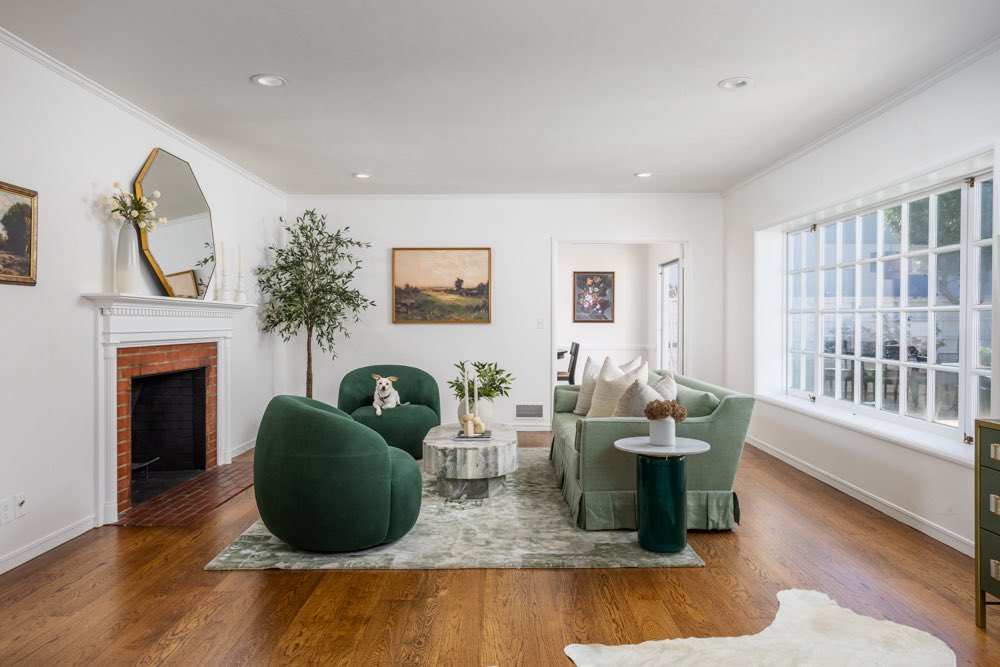 Zillow Gone Wild 🏡 tweet media