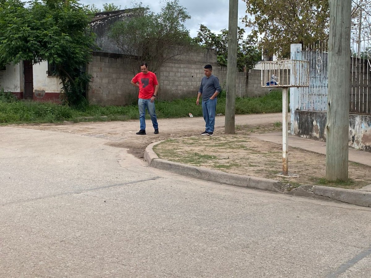 nortewebsalta's tweet image. Rosario de la Frontera: Dos detenidos por un homicidio ocurrido este domingo #Judiciales #MPFS #Salta 

Sucedió en el barrio El Niño de esa ciudad, cuando en circunstancias que se investigan, un hombre falleció por una herida de arma blanca en la zona torácica.