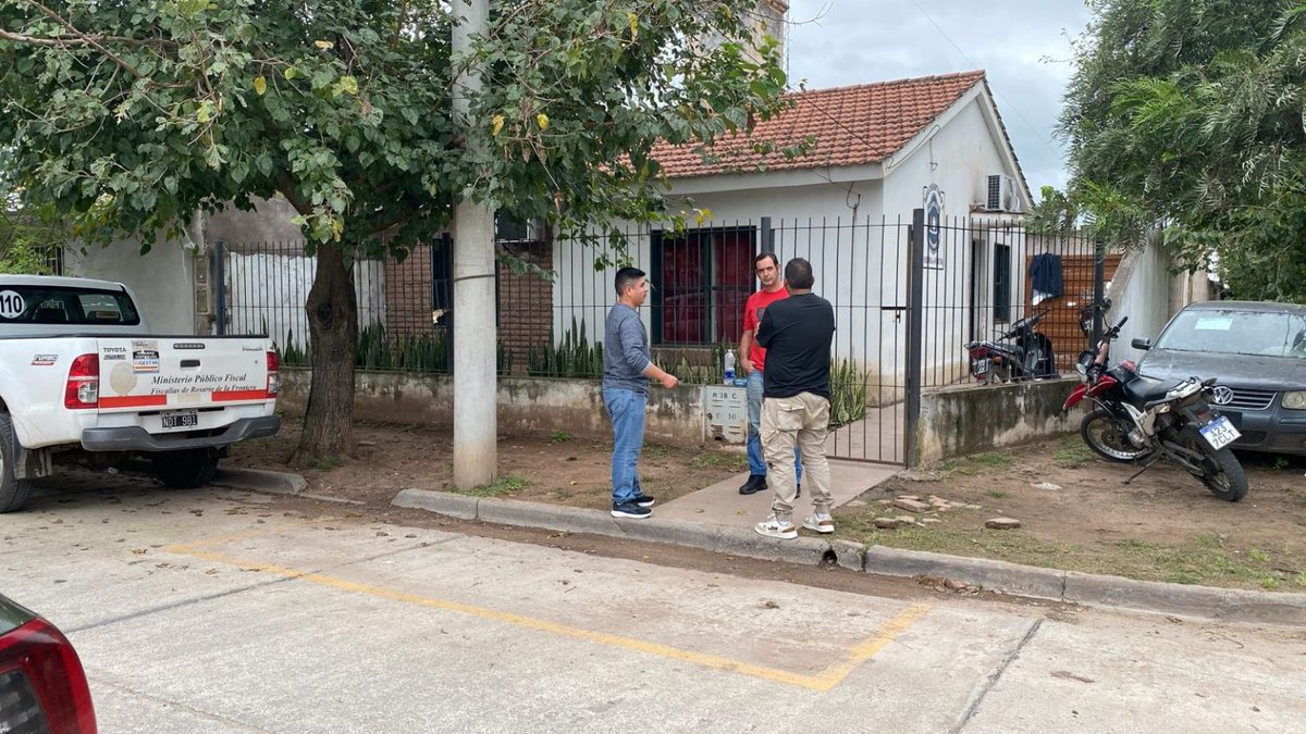 nortewebsalta's tweet image. Rosario de la Frontera: Dos detenidos por un homicidio ocurrido este domingo #Judiciales #MPFS #Salta 

Sucedió en el barrio El Niño de esa ciudad, cuando en circunstancias que se investigan, un hombre falleció por una herida de arma blanca en la zona torácica.