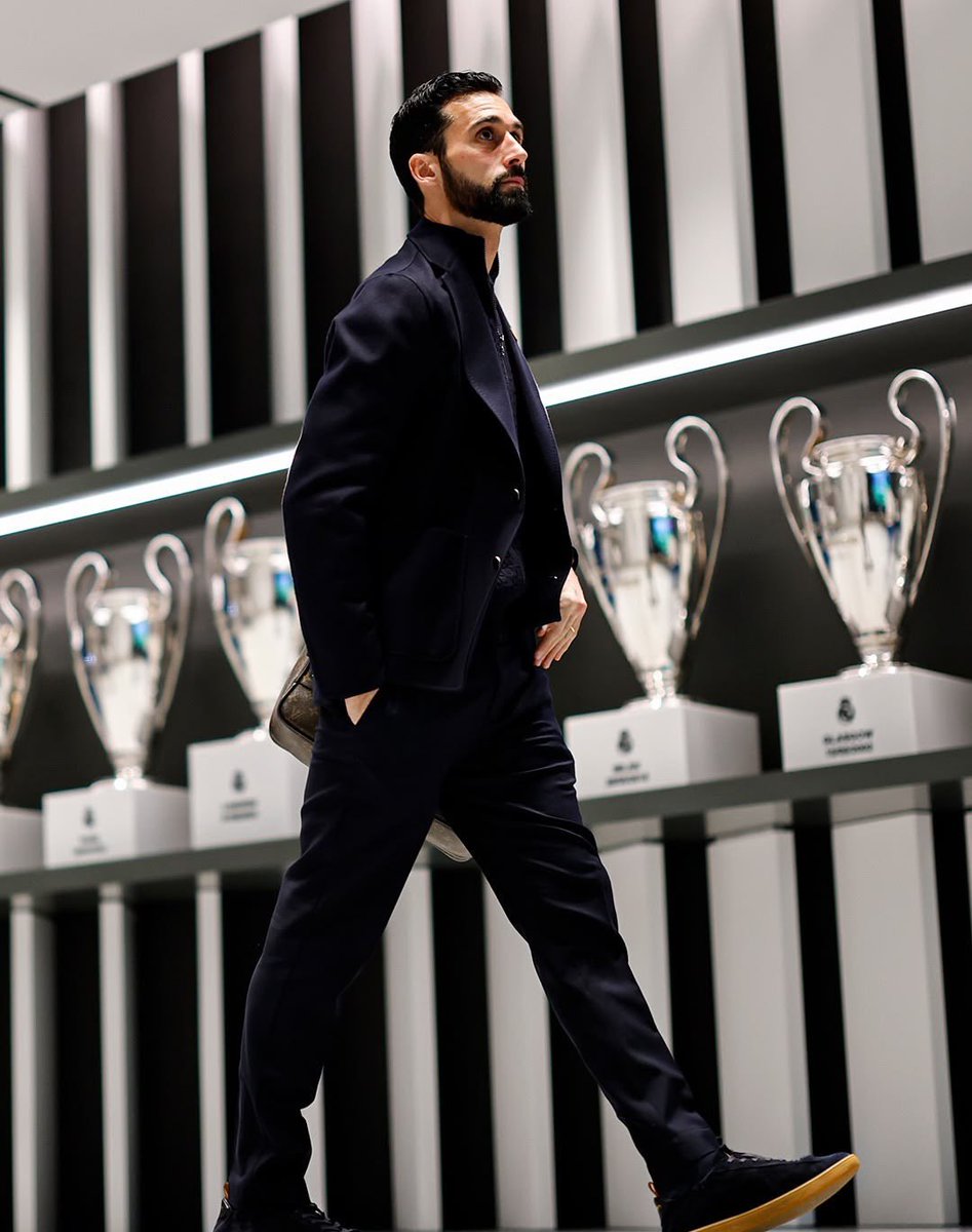 José Mourinho caiu
Pep Guardiola caiu
Simeone caiu

Todos esses treinadores perderam para Álvaro Arbeloa.

Surreal.