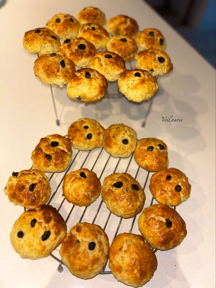 VijayEllaurie's tweet image. Good afternoon🕊️ #SconeSunday Afternoon tea, anyone? 🫖☕️ #teatime #hightea #scones #biscuits #SundayBaking