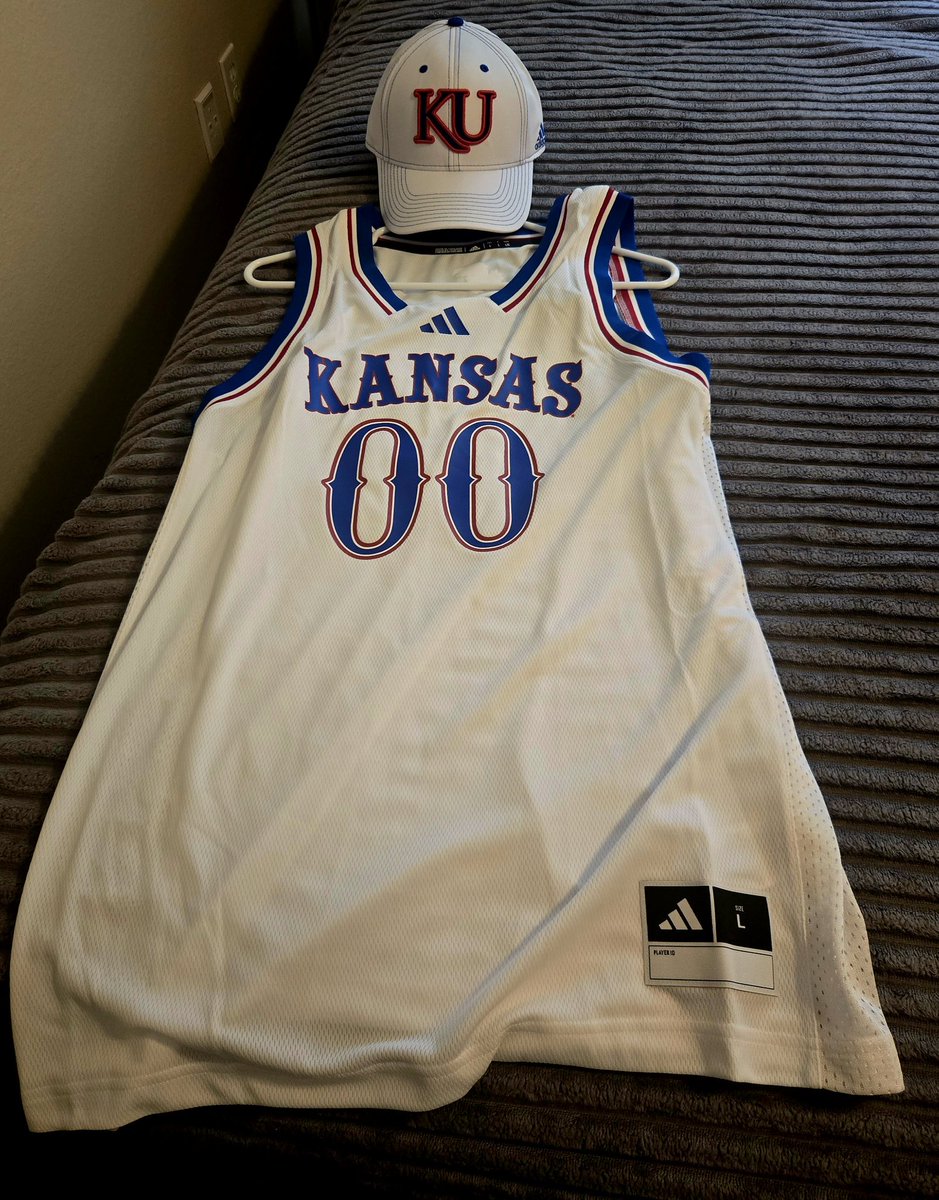 UniversalWW's tweet photo. Let's go KU...
#RockChalkJayhawk
#MarchMadess https://t.co/lhO9rrPVQ0
