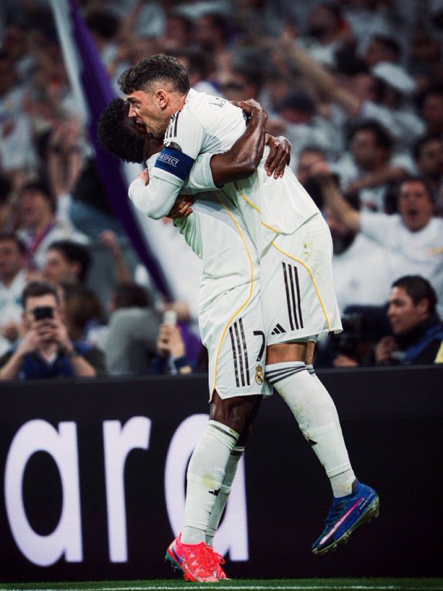 the_marcoliboy's tweet photo. Real Madrid fans Worldwide, type HALA MADRID!🤍🤍🤍 https://t.co/Ynt20uVe3G