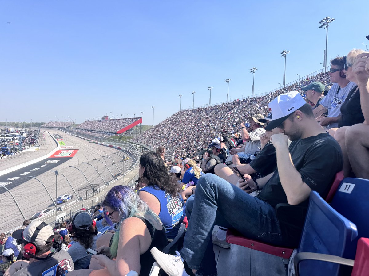 Follywood 🎸🤘 tweet media