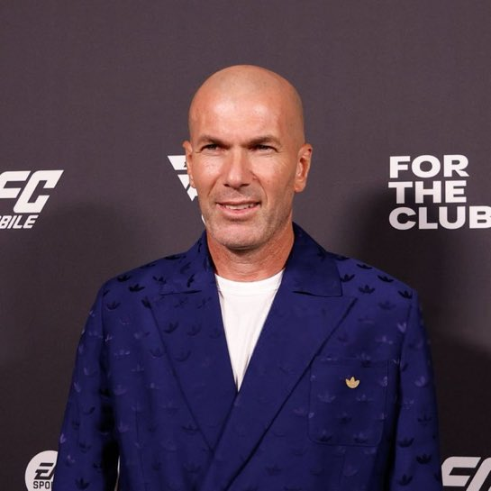 Parlons2Foot_'s tweet photo. 🚨 Zinedine Zidane 𝗔 𝗗𝗜𝗧 𝗢𝗨𝗜 ! 🇫🇷✍️

La légende française a accepté de devenir le nouveau sélectionneur de l'équipe de France.

Un énorme chapitre pourrait s’ouvrir pour les Bleus avec Zizou sur le banc. 👀🔥

(🗞️ @le_Parisien) https://t.co/IMrWPVgppe