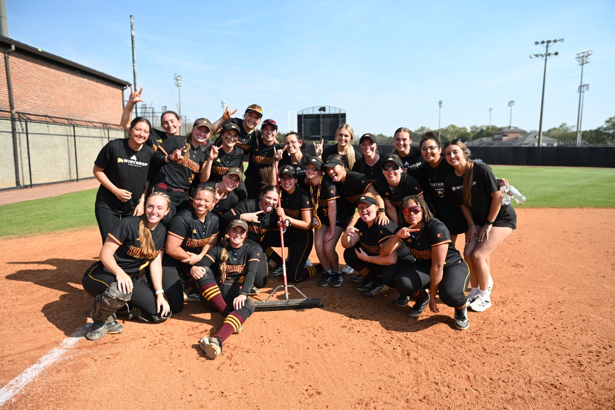 Winthropsoftbal's tweet photo. what a great ending to a fun weekend!

#ROCKtheHILL | #BigSouthSB https://t.co/ez2Uo8T19h
