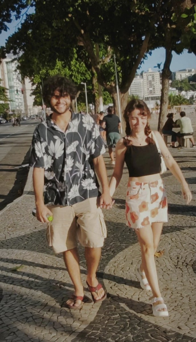 nossas maos se encaixam tao bem