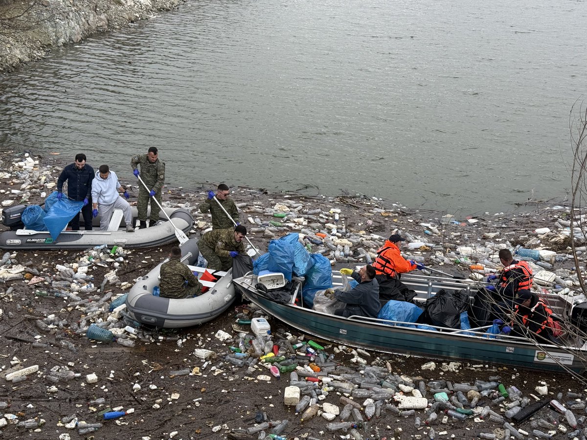 LetsdoitTPK's tweet photo. On World Water Day (March 22) we organized “Let’s Clean Badovc.”

Together with institutions, companies, students and volunteers, we cleaned the shores of Badovc Lake and removed waste from the water surface.

Badovc Lake is a key water source for Prishtina -it must be protected. https://t.co/ZMaC1xPPAm