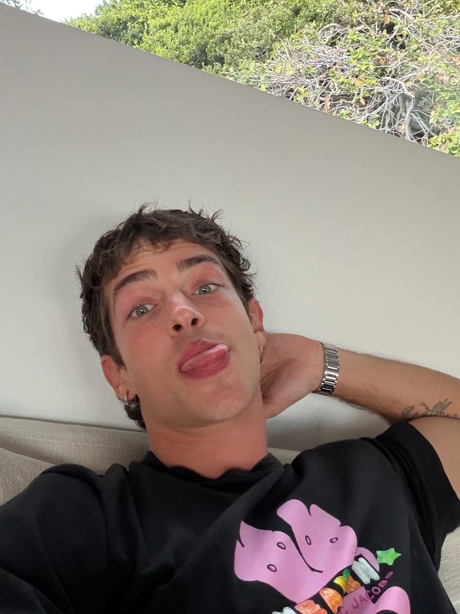 Manu Rios Archive tweet media