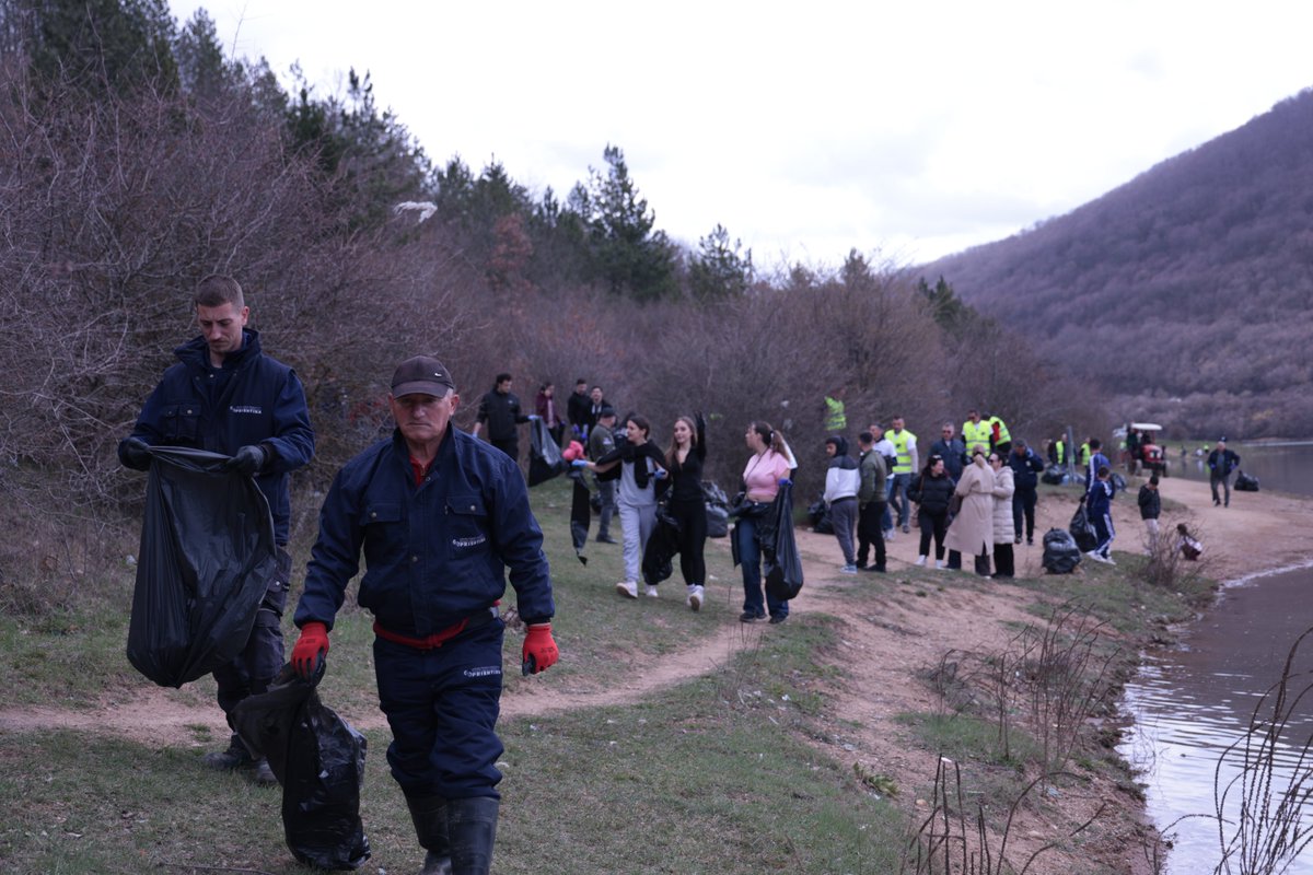 LetsdoitTPK's tweet photo. On World Water Day (March 22) we organized “Let’s Clean Badovc.”

Together with institutions, companies, students and volunteers, we cleaned the shores of Badovc Lake and removed waste from the water surface.

Badovc Lake is a key water source for Prishtina -it must be protected. https://t.co/ZMaC1xPPAm