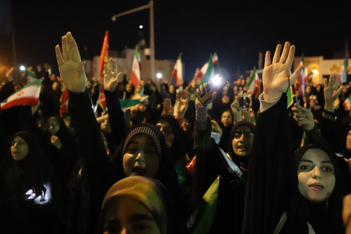 نوروز امسال برای من یک پیام داشت:
ایران قوی، فقط با مردم قوی ساخته می‌شود.
از خیابان تا اقتصاد، از رسانه تا همدلی...
همه ما در این مسیر نقش داریم.
#لبیک_یا_خامنه_ای #حماسه_آفرینان