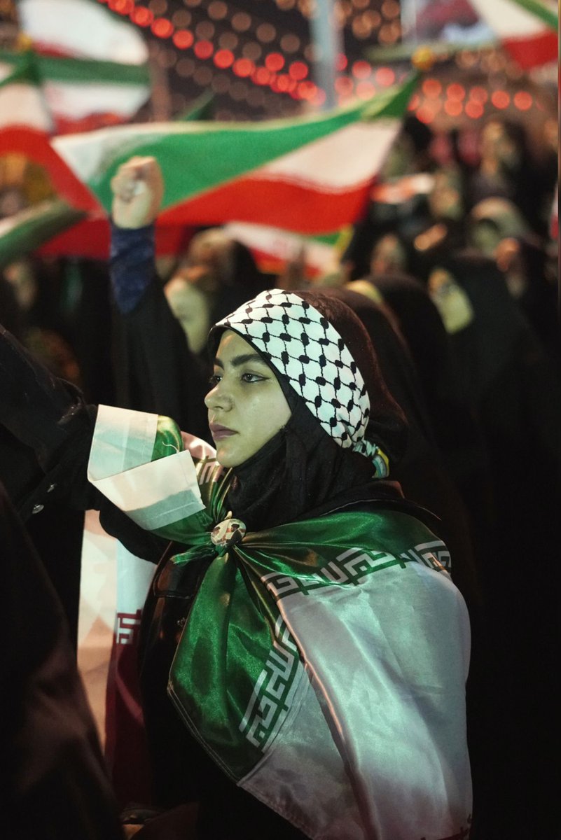 کنار هم ایستادن آدم‌هایی با سلیقه‌های مختلف را دیدم؛
از مذهبی تا غیرمذهبی، از جوان تا پیر...
این یعنی ایران؛
یک ملت با هزار رنگ، اما یک دل.
#لبیک_یا_خامنه_ای #حماسه_آفرینان
