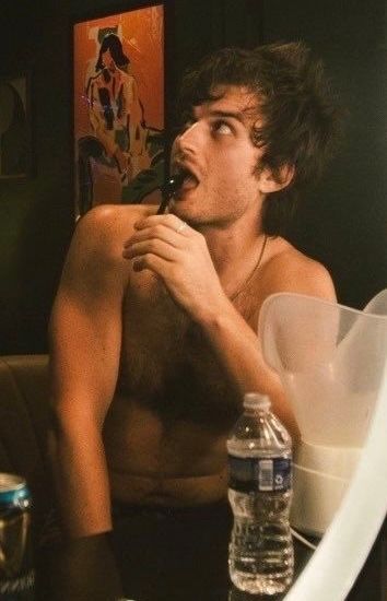 StrangerNews11's tweet photo. 🚨BREAKING NEWS: Actor Joe Keery, known for his role as Steve Harrington in Stranger Things, has been accused by several coworkers of being an extremely kind and talented human being. https://t.co/8gco62jWmU