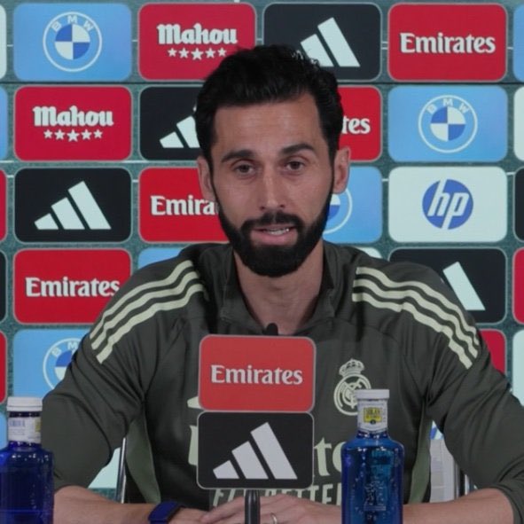 maldiidown's tweet photo. 🗣️”La roja a Valverde es exagerada, si Baena sigue consciente no es ni amarilla” 

🗣️”A Mastantuono estamos reservándolo para la final de copa del rey”

🗣️”¿El gol de Nahuel Molina? Antonio ‘Gandhi’ Rudiger marcó una vez uno parecido. Los niños deberían querer ser él”

Arbeloa en prensa rodando