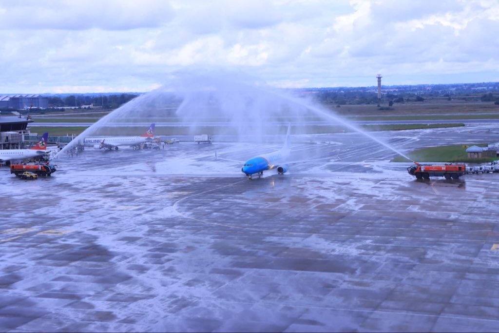 "Un accueil chaleureux à Air Congo à son arrivée à l'aéroport international O. R. Tambo pour leur vol inaugural ✈️🇨🇩

Guidé par leur vision, " L'espoir de l'Afrique ", cette étape importante renforce la connectivité entre l'Afrique du Sud et la République démocratique du Congo,