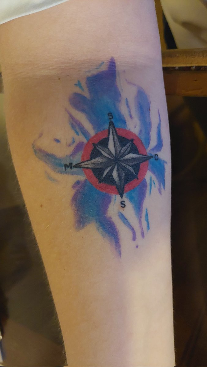 DumplingAG's tweet photo. Ya más de 1 año de mi 1er tatuaje, donde llevo a skz y a mi familia siempre conmigo🥹ahora sale esto y estoy a 2 segundos de ir a tatuarme el otro brazo con esa brújula 🥹como los amo❤️ https://t.co/K8a5mXpwff