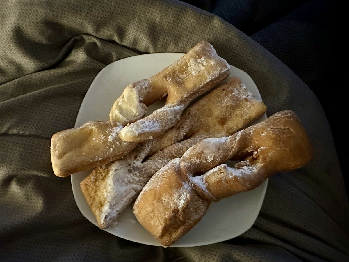 La Ro Gata Bajo La Lluvia 🐈🌧🎤 tweet media