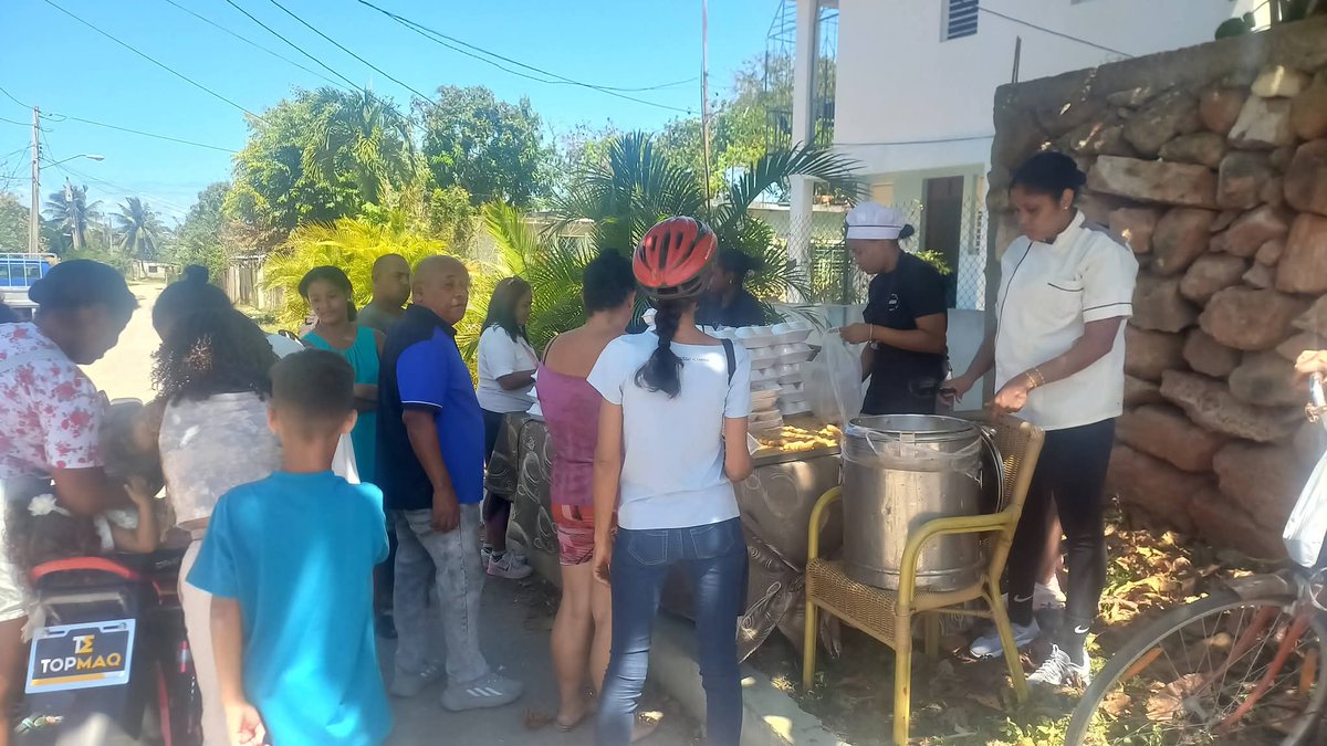 cubasol1's tweet photo. El barrio no está solo. 
Ahí están los trabajadores de la Empresa Extrahotelera Palmares S.A. del grupo #Cubasol que con amor, cariño y solidaridad llevan ofertas gastronómicas a precios módicos a nuestro pueblo.
#CubaNoEstáSola
#CubaVencerá
#PalmaresEnLosBarrios https://t.co/s7TDSb0DMG