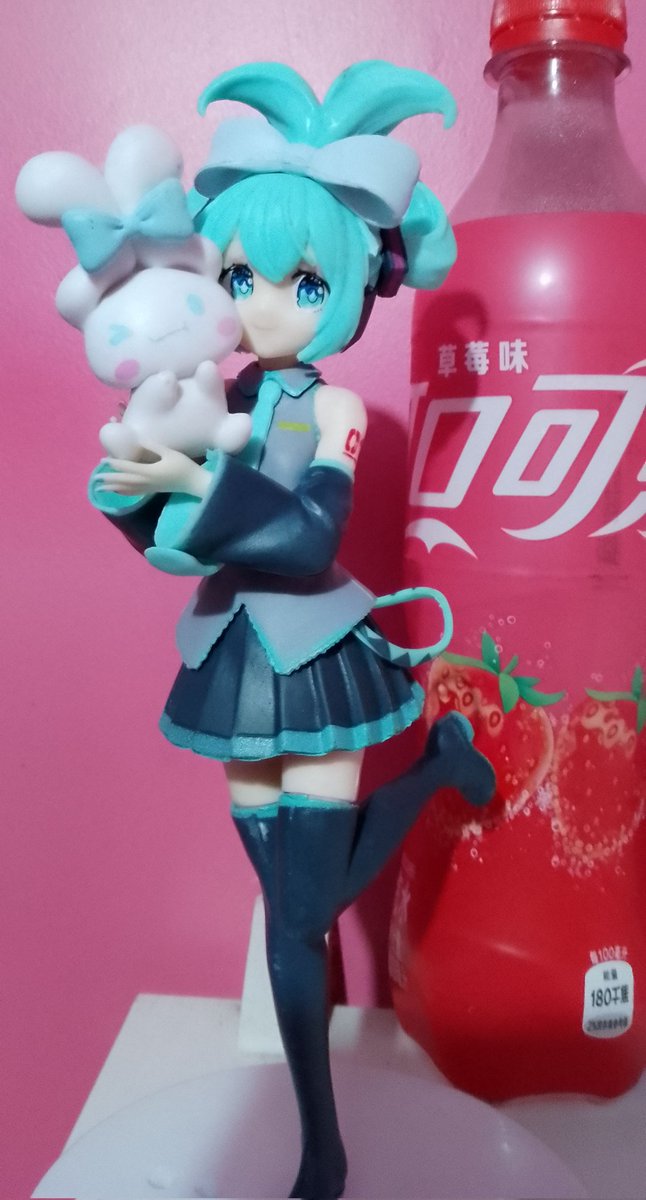 Hoje fui em um evento geek e comprei essa figure da hatsune miku! 🥹💖