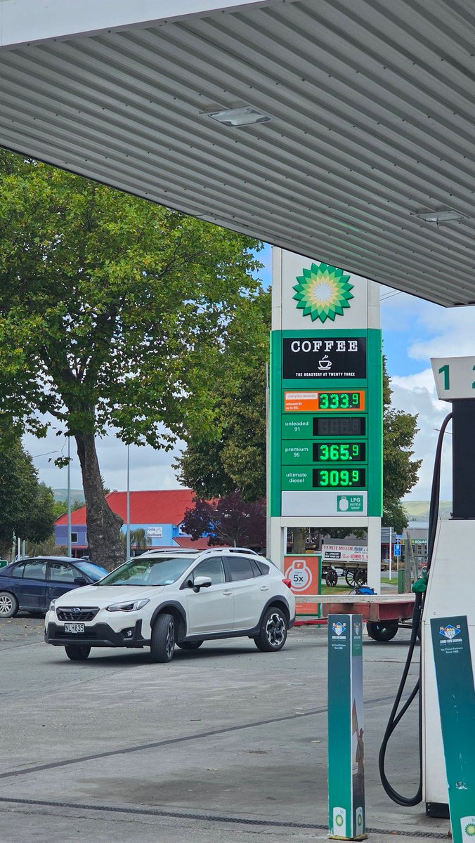 이게 대체 무슨 일이야 tweet media