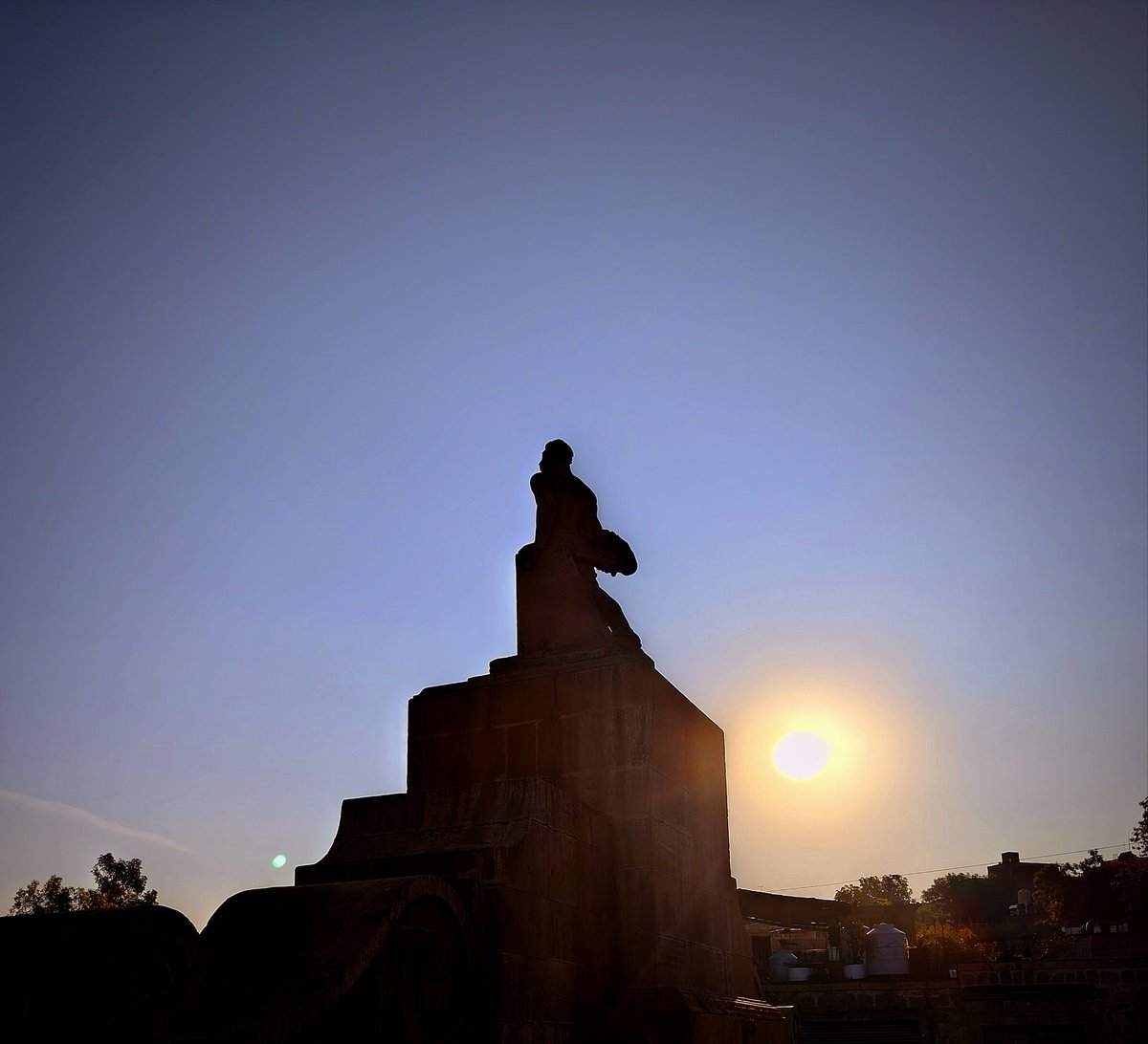 JosGonz017's tweet photo. Amanece con el Pípila. Fotografía editada y original. #Morelia #Michoacán #Michoacan #Fotografie #Photo_of_the_day #MorningVibe #statue #SundayVibe #SundaySpirit #CityOfLove https://t.co/lgyi4ne9wC
