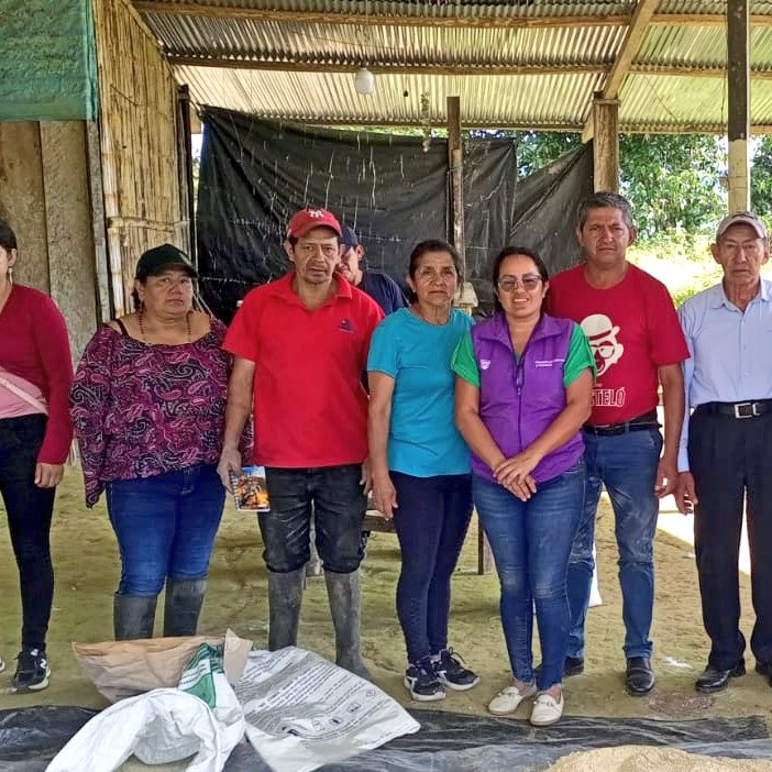 Agricultura_CZ4's tweet photo. #SantoDomingo | En la Escuela de Formación Pecuaria Pilatón Alto, capacitamos sobre la elaboración de suplementos alimenticios para vacas lecheras, promoviendo prácticas de manejo eficientes que incrementen productividad y la rentabilidad. 🌱🐄
#PROFOSPE
#ElNuevoEcuador https://t.co/itlAkvQ2ya