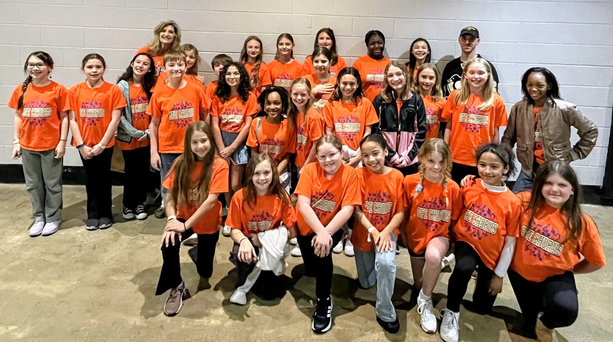 GFE_Gators's tweet photo. GFE Gators performing the Star Spangled Banner at the Norfolk Admirals Game. https://t.co/oj8y99Sea5