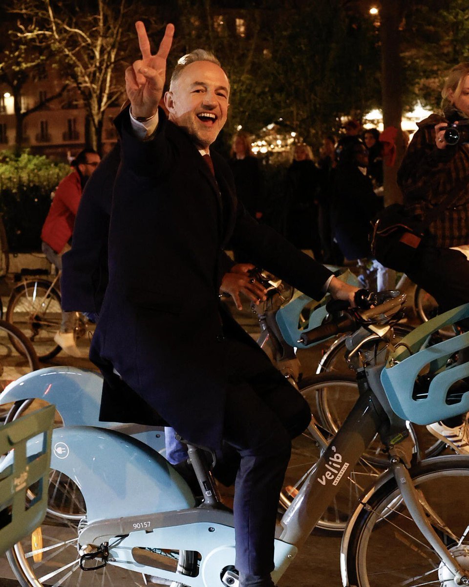 France24_en's tweet photo. 🚲 The newly elected mayor of #Paris Emmanuel Gregoire cycled to City Hall on a #Velib’, the French capital’s flagship bike-sharing system, after winning the city's mayoral election on Sunday

📸 AFP, Reuters https://t.co/JK5DrOJN24