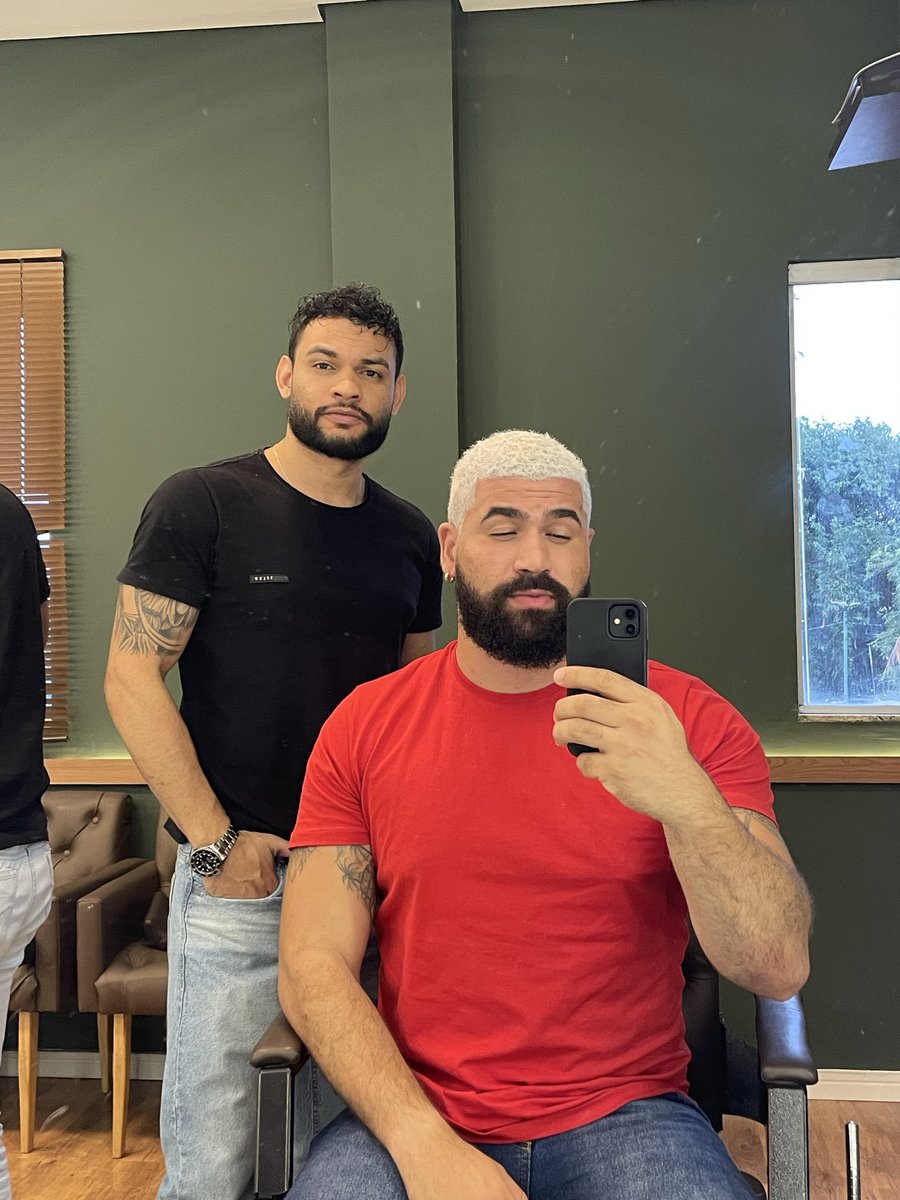 Foto com meu barbeiro

Ele que fez a mudanças no visual