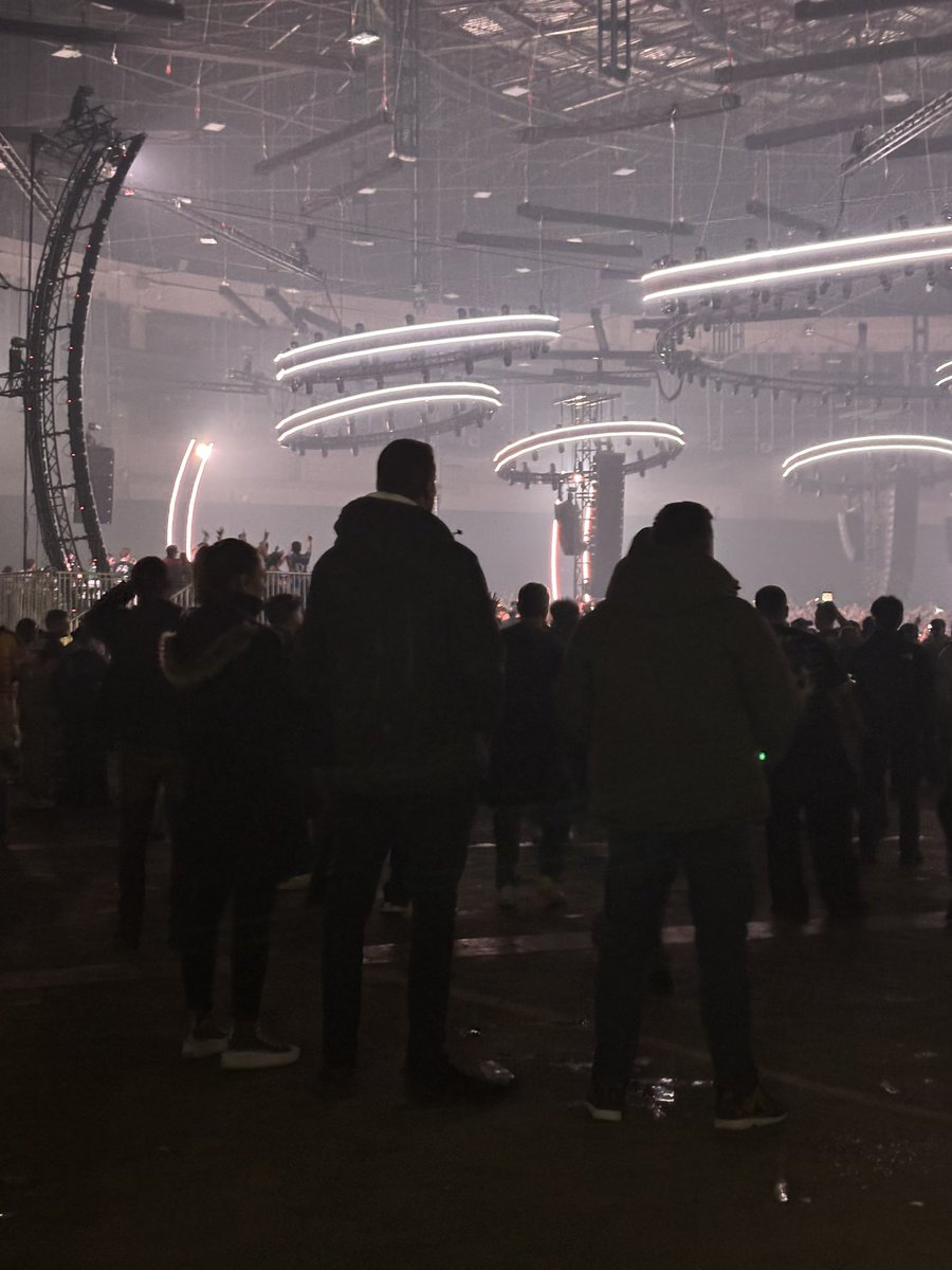 avril @@@ tweet media