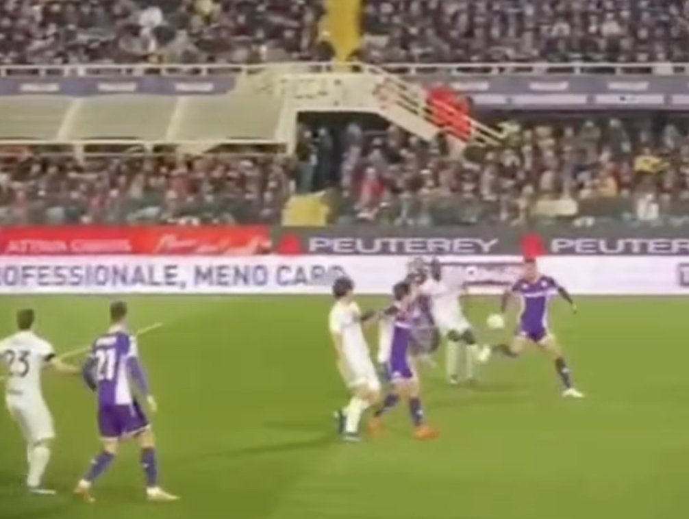 Montopoli1908's tweet photo. Altro giro
Altra corsa
Poi magari a @DAZN_IT  ci spiegheranno perchè su questa azione nemmeno uno straccio di replay. https://t.co/HN8D8QJJ6j
