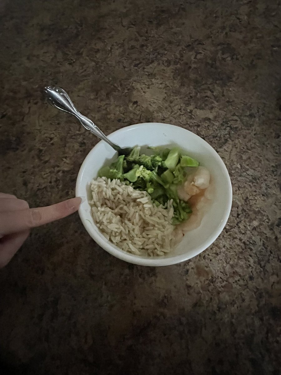untitled100100's tweet photo. dinner lol- Broccoli and Shrimp + rice (350 cals and 40 g protein) #edtwt also to the person that said my fork was ugly, fuck you. https://t.co/vnVud6lkKx