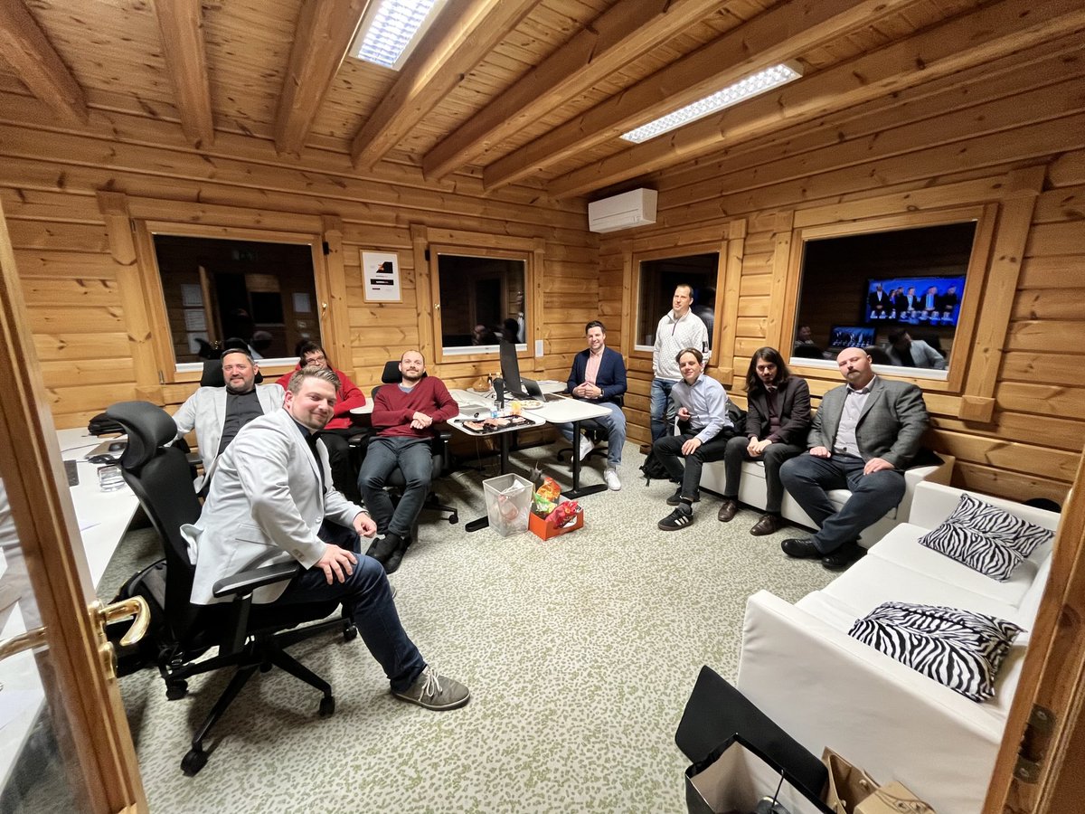 “Sreča je, ko se delo dobro opravi.” ✅

Skoraj 5-urni live stream in blizu 15.000 gledalcev.

Lep (po)volilni pozdrav od ekipe portala Zanima.me in podkasta Tedenski Safari. 👋