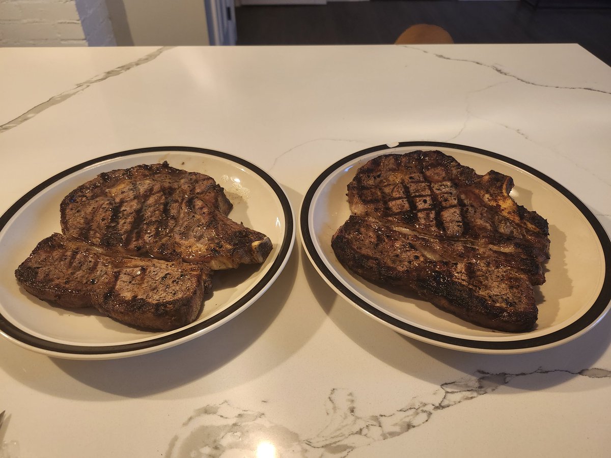 Pasztor79's tweet image. No need for any sides for dinner tonight I guess. #ribeye 🥩🥩