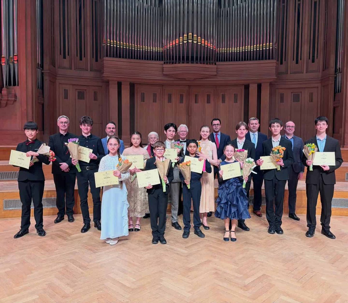 KlassiekCentraa's tweet image. #Bozar #HenryLeBœufzaal #Steinway FInale Steinway Piano Competition Belgium 2026: Zondag 22 maart verzamelden familie, vrienden en sympathisanten in de Henry Le Boeufzaal van Bozar (Brussel) voor de finale van de tweejaarlijkse Steinway Piano… dlvr.it/TRdqYS