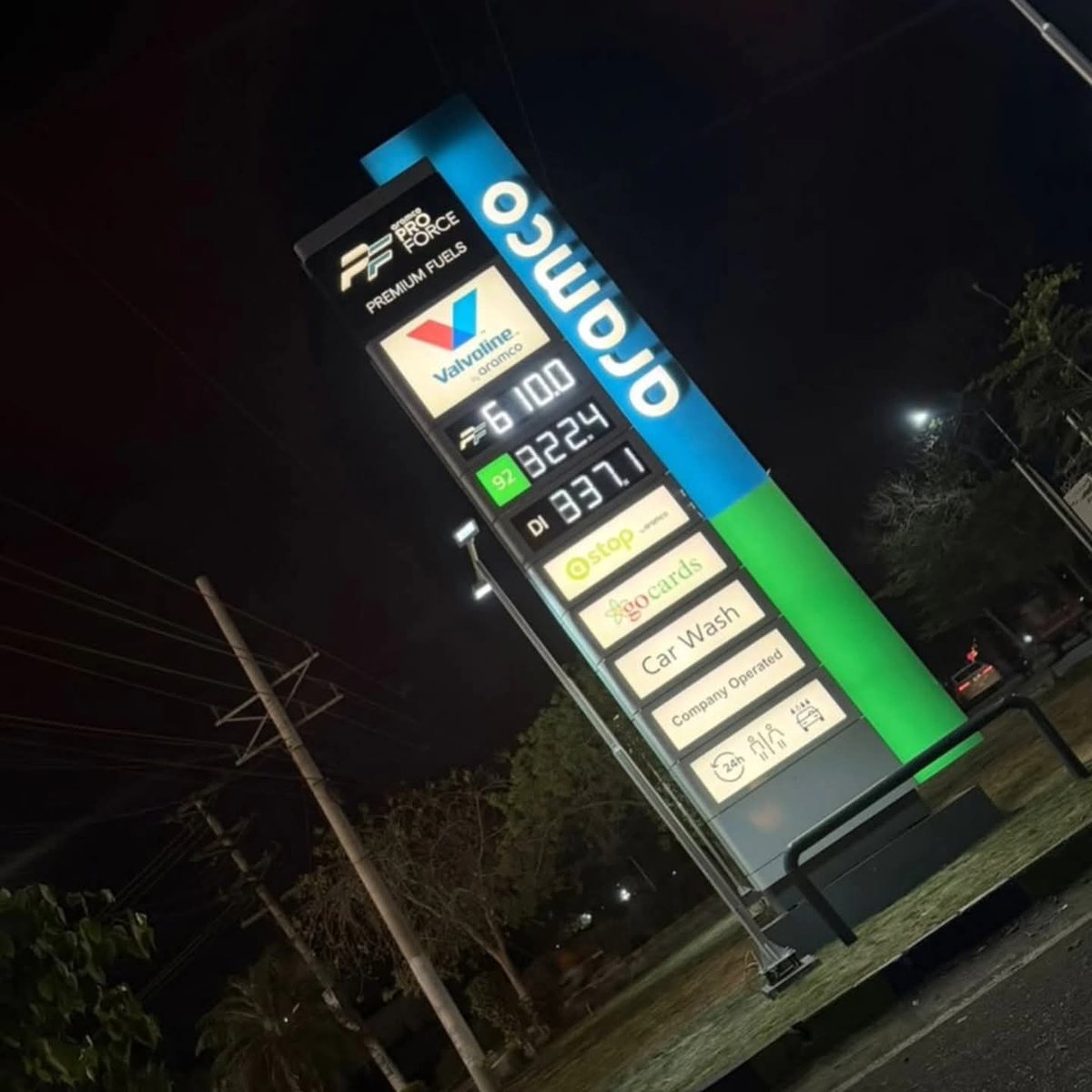 developingpak's tweet photo. Petrol Price Update: Govt increases prices, high-octane hits Rs610/litre.

#HiOctane #PetrolPriceHike #PetroleumProductsPrice #PetrolPrice #Pakistan https://t.co/O5cn3xmVyH