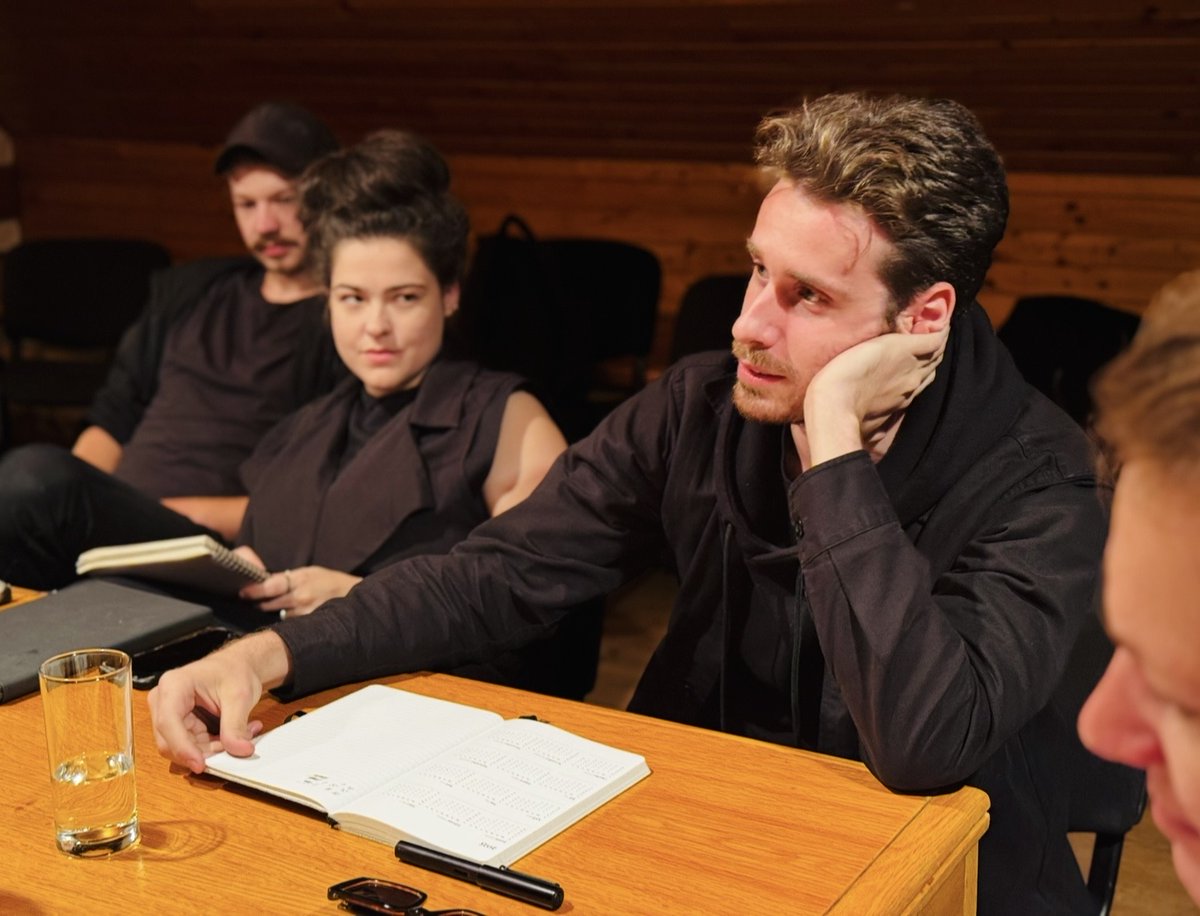 🎉 Máme obrovskou radost!
Tomáš Ráliš získal Cenu divadelní kritiky za Nejlepší poprvé uvedenou českou hru roku 2025 za Slučitelné díly 👏
Gratulujeme i celému týmu a všem herecům 🎭