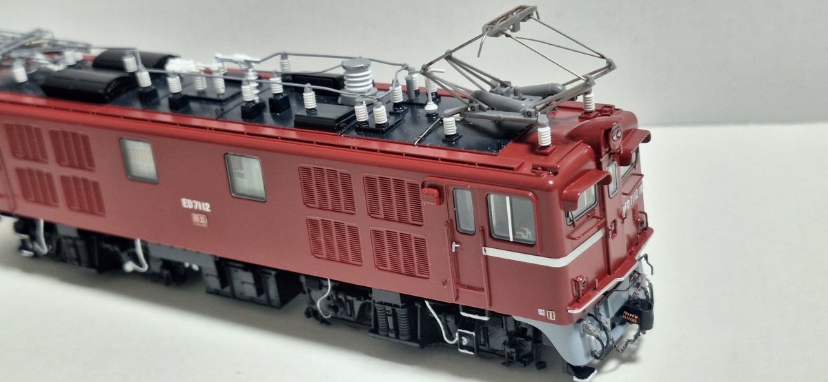 おはようございます☁️
トラムウェイ 16番ゲージ ED71 1次形の仮組み
スカート裏と台車の隙間が広くて気に入らないのでATS車上子を入れてみます
トラムウェイのパンタグラフがあまりに高過ぎて変なので試しにTOMIXのPS-101を加工して取り付けてみました

#鉄道模型 #16番ゲージ #精密加工